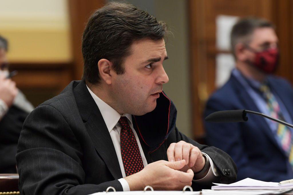 Zúñiga respondiendo a preguntas en un comité del Congreso de EE.UU.