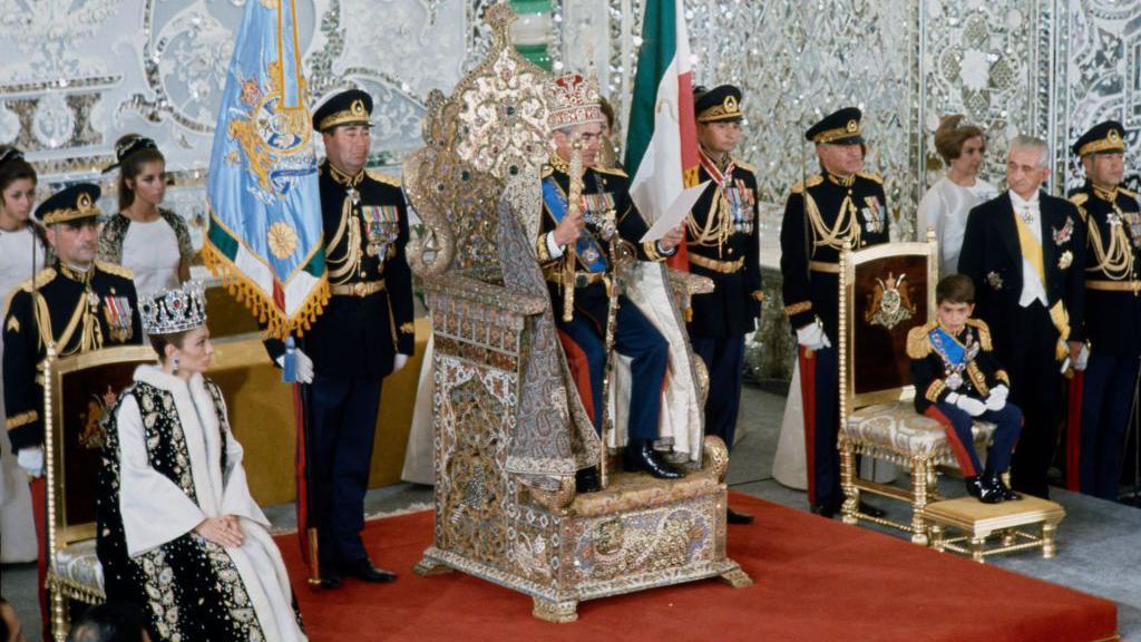 La coronación de Mohamed Reza Pahlavi y su esposa Farah Pahlavi, en Teherán, Irán, el 26 de octubre de 1967.
