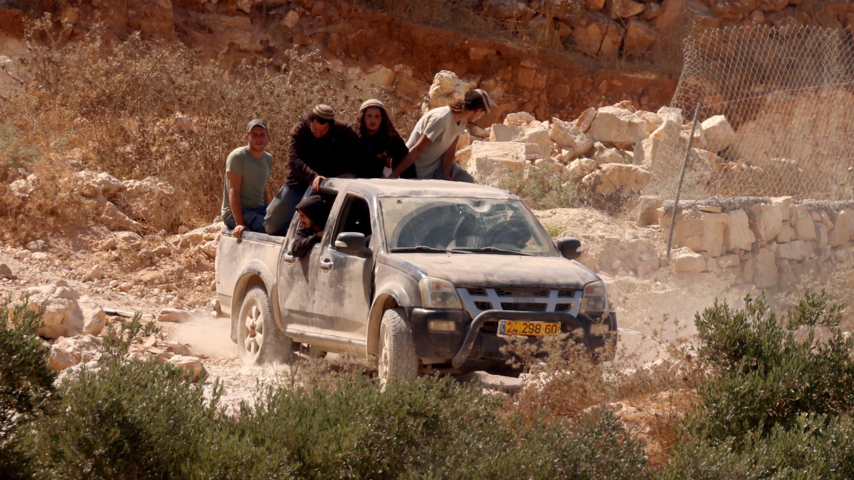 Colonos israelíes a bordo de una camioneta en la localidad de Qusra, al sur de Nablus.