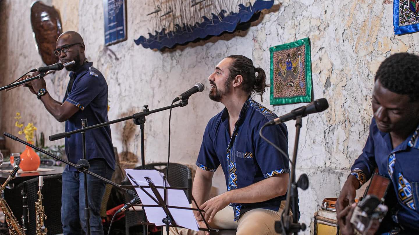 O brasileiro Werner Garbers Elias Pereira (centro), que vive no Haiti, em uma apresenta&ccedil;&atilde;o musical