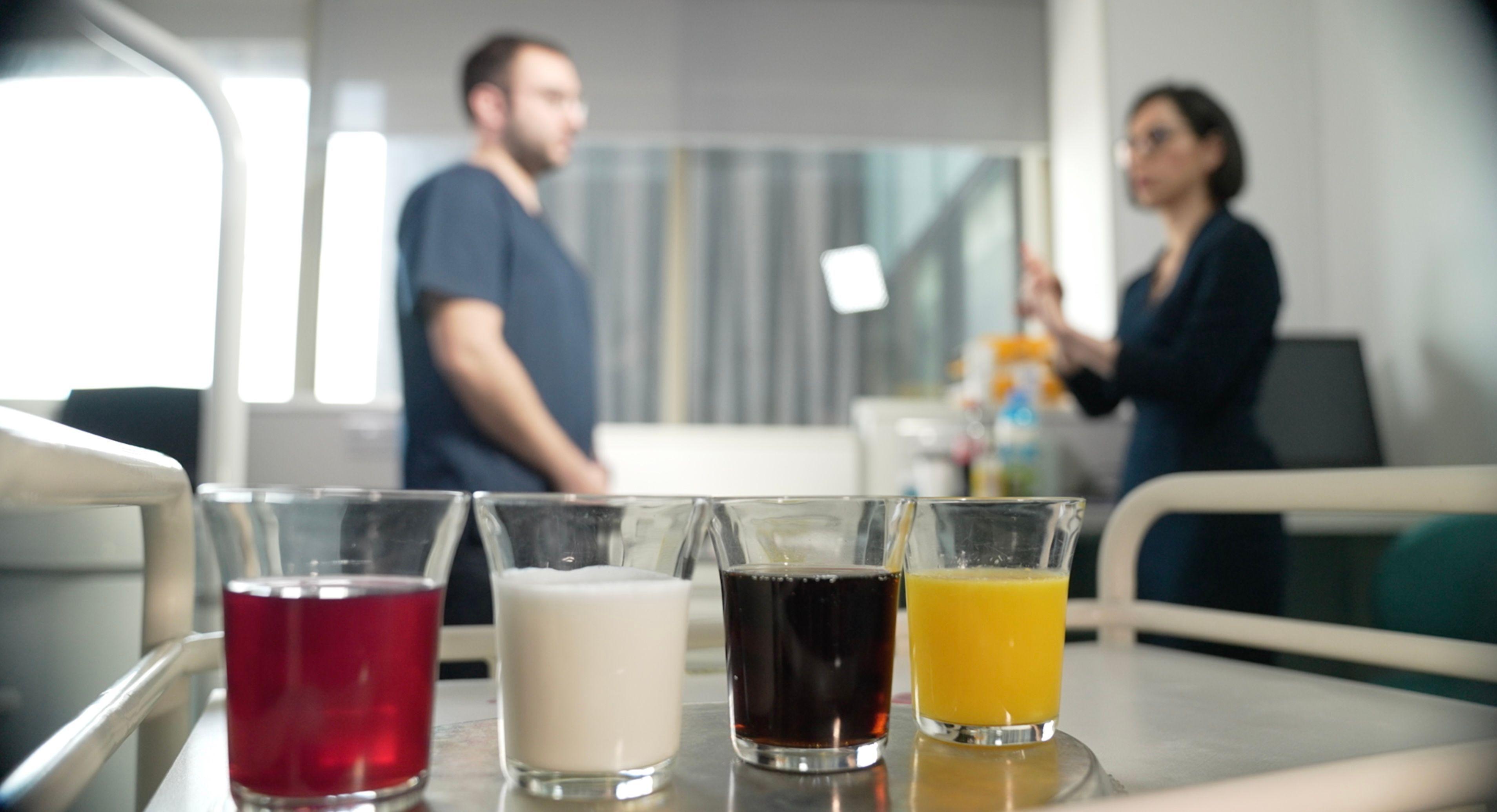 前景有四種飲料：柳橙汁、可樂、艾蘭（Ayran）和水果茶