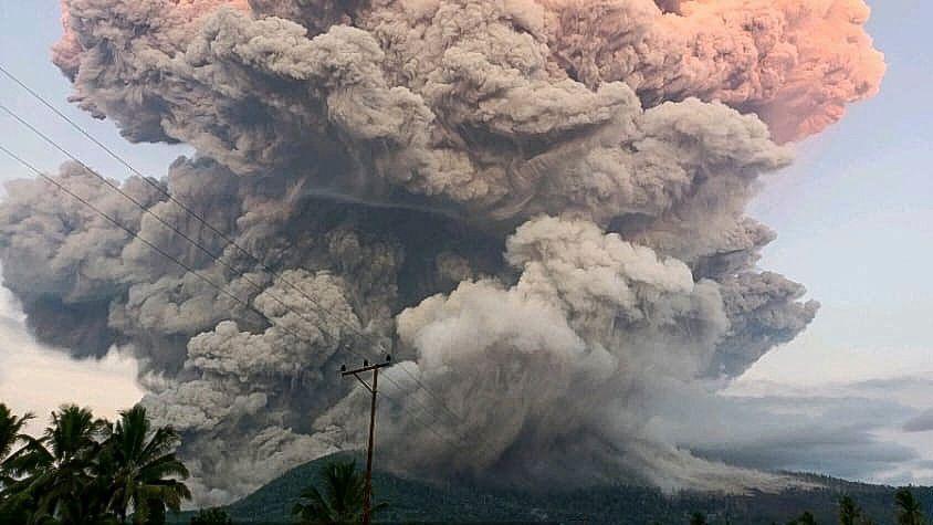 Indonesia issues highest alert as volcano erupts