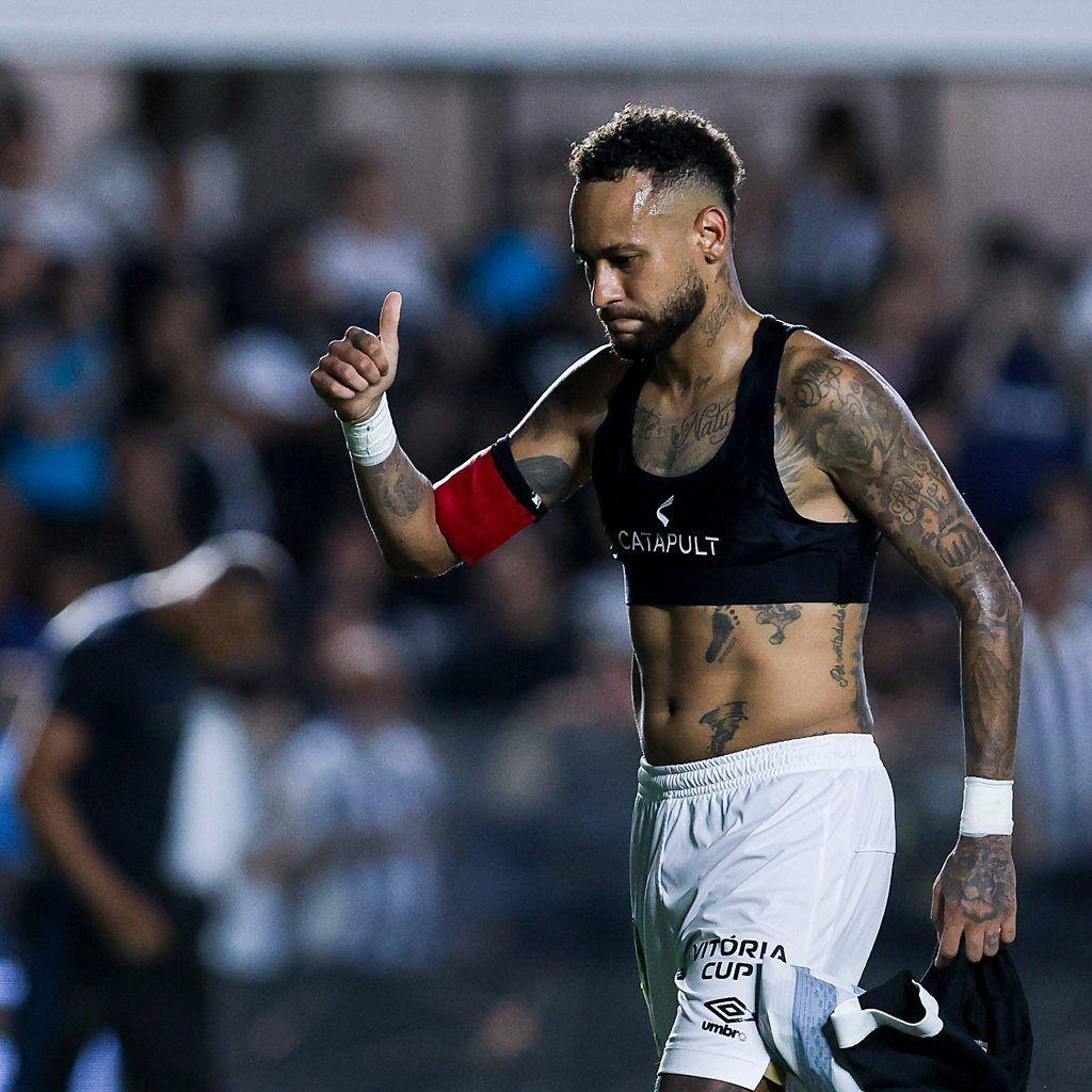 Neymar sem camisa, com seu colete inteligente vis&iacute;vel ao sair do campo de jogo