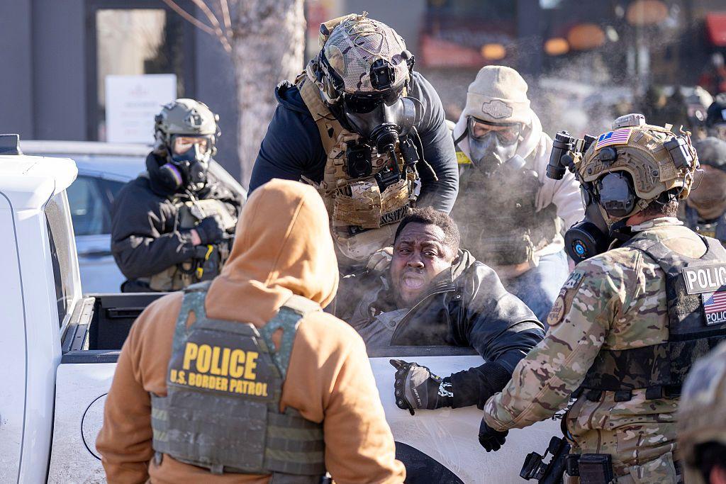 Un ciudadano siendo detenido por agentes migratorios en Minesota.