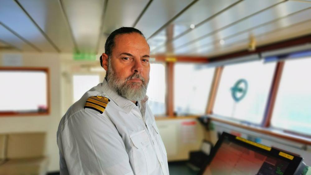 kapetan broda Srđan Janković na kontrolnom mostu