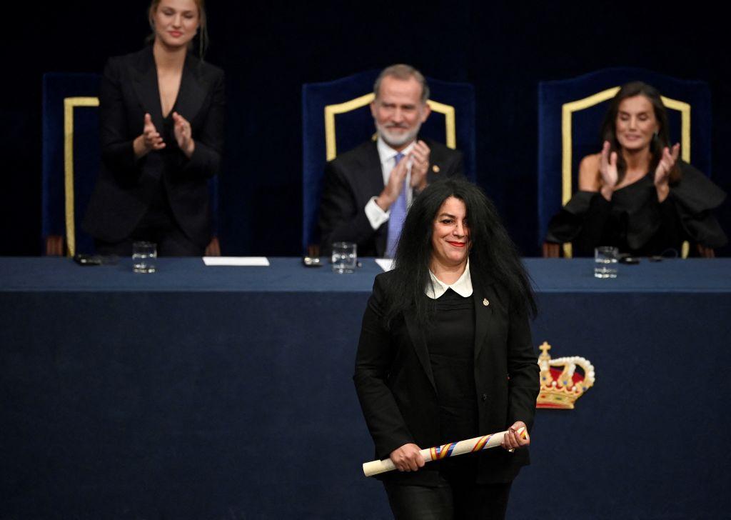 Marjane Satrapi, novelista gráfica e ilustradora franco-iraní galardonada con el Premio Princesa de Asturias de Comunicación y Humanidades 2024, sube al escenario junto a (desde la derecha) la reina Letizia de España, el rey Felipe VI de España y la princesa de Asturias, Leonor, durante la ceremonia de entrega de los Premios Princesa de Asturias 2024, celebrada en el Teatro Campoamor de Oviedo el 25 de octubre de 2024.