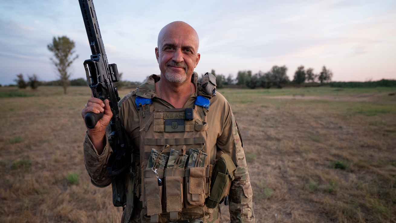 Ihor "The Knifer" posando con su armamento. 