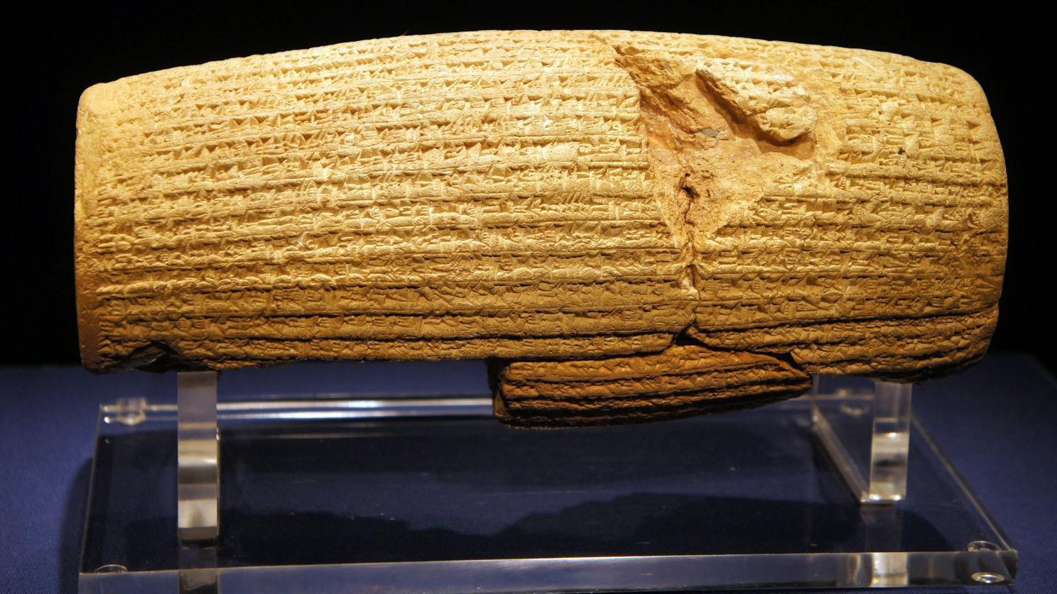 Objeto de argila alongado