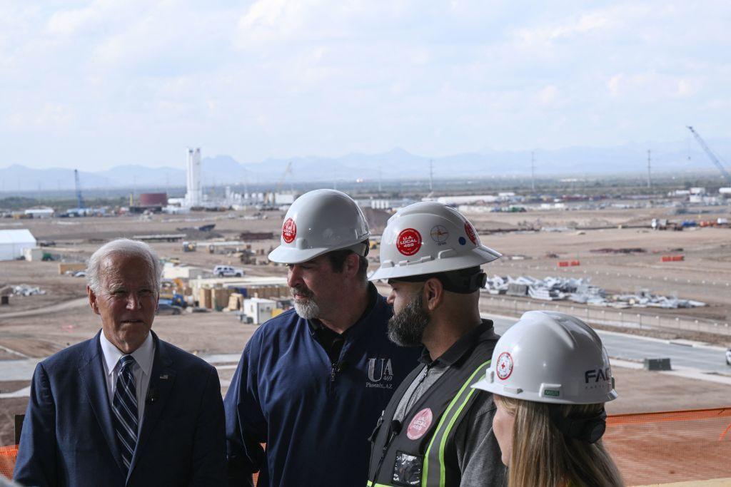 Joe Biden y varios operarios de la fábrica de TSMC.