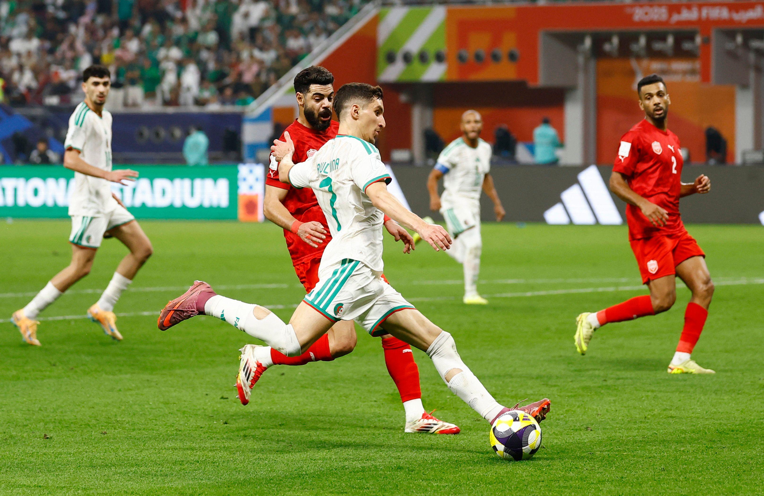 لاعب الجزائر عادل بولبينة يسدد على مرمى منتخب البحرين