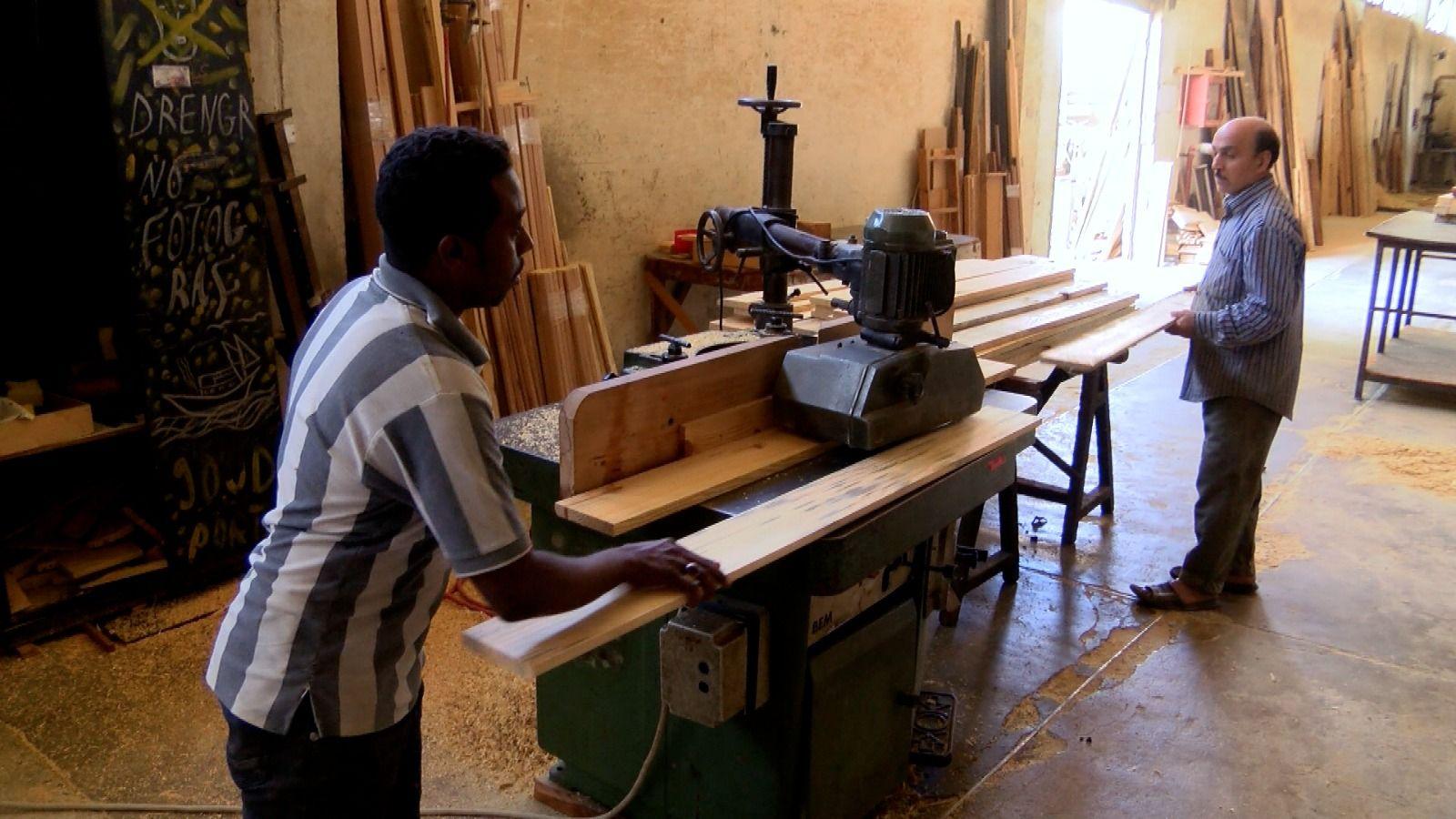 صورة لعاملين اثنين في مصنع أخشاب