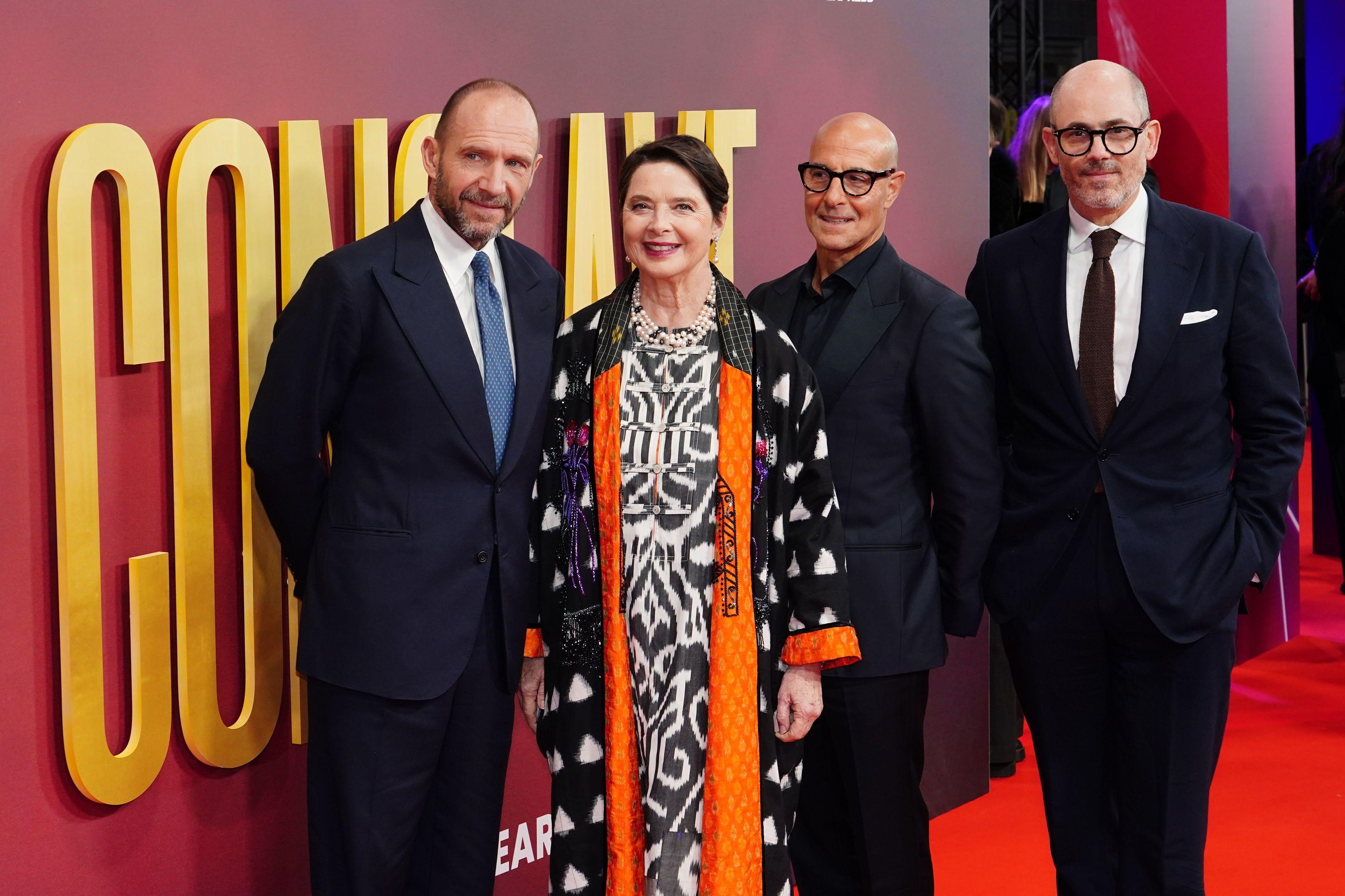 Ralph Fiennes, Isabella Rossellini, Stanley Tucci y Edward Berger en el estreno de 