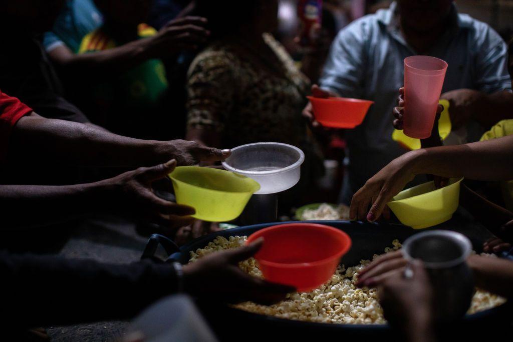 Refugiados venezuelanos recebem doa&ccedil;&atilde;o de alimentos em Pacaraima, Roraima 