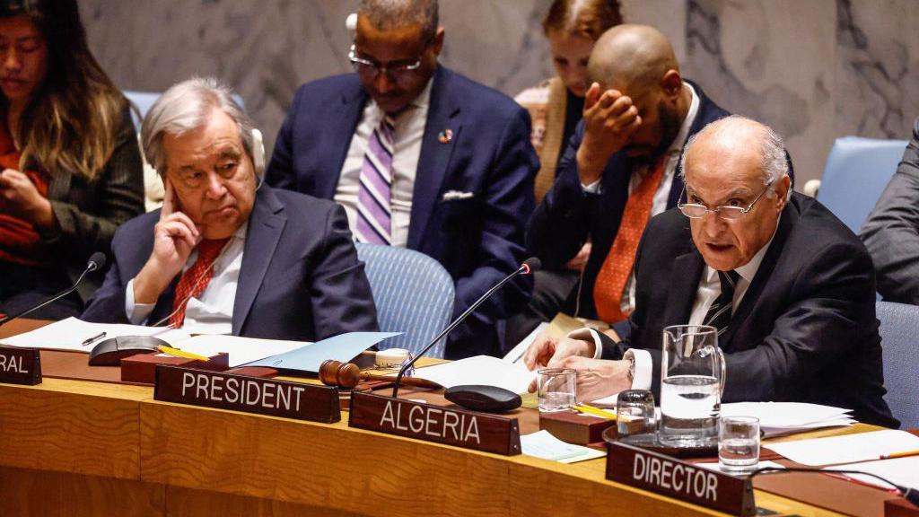 وزير الخارجية الجزائري أحمد عطاف يتحدث خلال اجتماع مجلس الأمن التابع للأمم المتحدة بشأن غزة في ضوء وقف إطلاق النار وإطلاق سراح الرهائن في مقر الأمم المتحدة في مدينة نيويورك في 20 يناير/كانون الثاني 2025. 