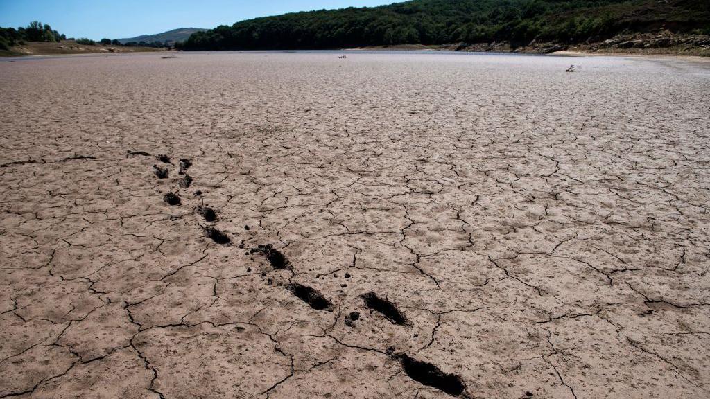 Imagem mostra o leito rachado do reservatório do Ebro, que estava com 32,72% de sua capacidade devido à seca em curso, em 8 de agosto de 2023, em Villafria, na província de Cantábria, no norte da Espanha.