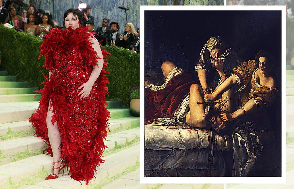 A atriz e roteirista Lena Dunham, ao lado do quadro 'Judite Decapitando Holofernes', de Artemisia Gentileschi