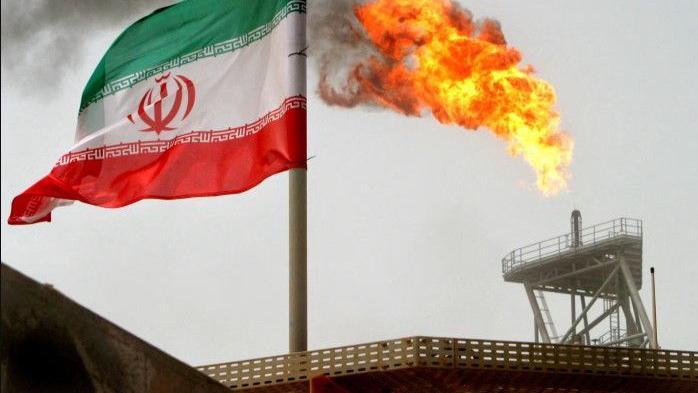 العلم الإيراني يرفرف فوق بئر للنفط