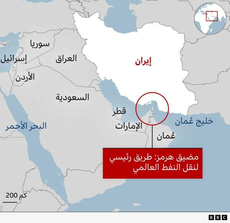 خريطة توضح موقع مضيق هرمز الذي يربط الخليج ببحر عُمان والمحيط الهندي، ويقع بين إيران وسلطنة عُمان، ويُعد أحد أهم الممرات البحرية في العالم لعبور النفط والتجارة الدولية