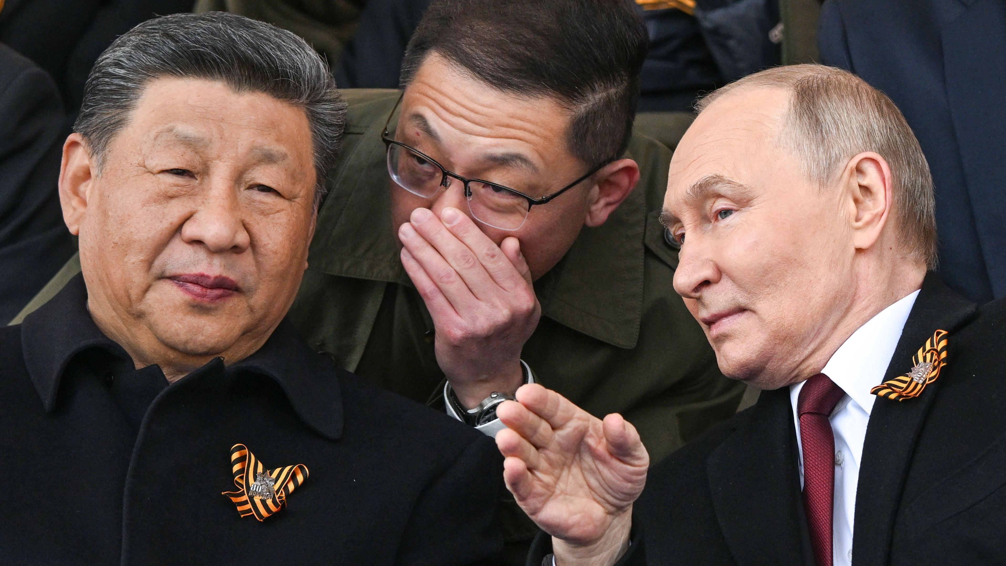 莫斯科俄國「衛國戰爭」閱兵式上普京（右）通過中方翻譯員（中）向習近平（左）介紹閱兵情況（9/5/2025）
