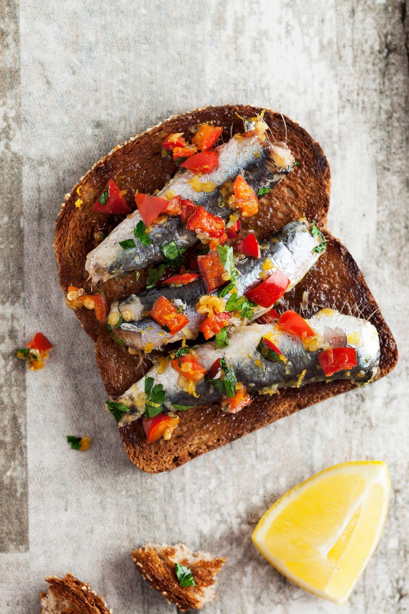 Sardinas sobre una tostada de pan con pimentón