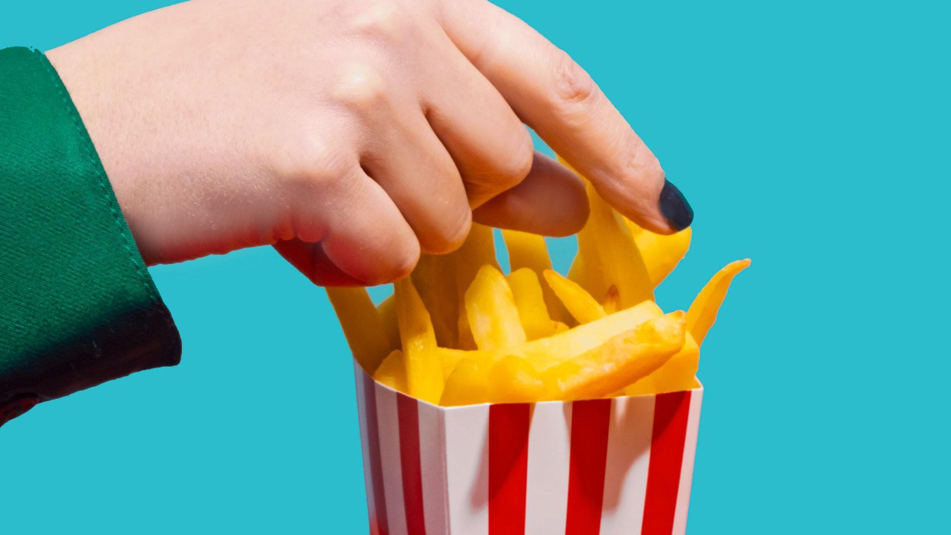 Ilustração de mão pegando batatas fritas