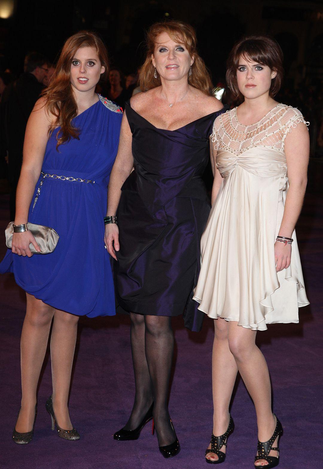 As princesas Beatrice e Eugenie com Sarah Ferguson no meio, na estreia britânica de 'The Young Victoria', realizada no Odeon Leicester Square, em Londres, em 2009.