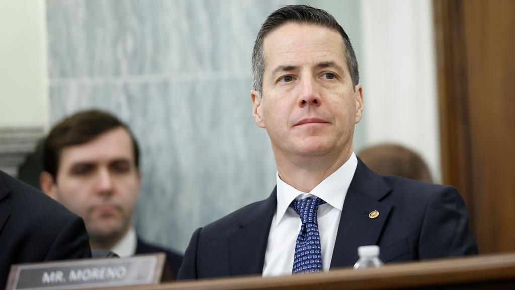 El Senador Bernie Moreno sentado en una comisión del Congreso estadounidense. 