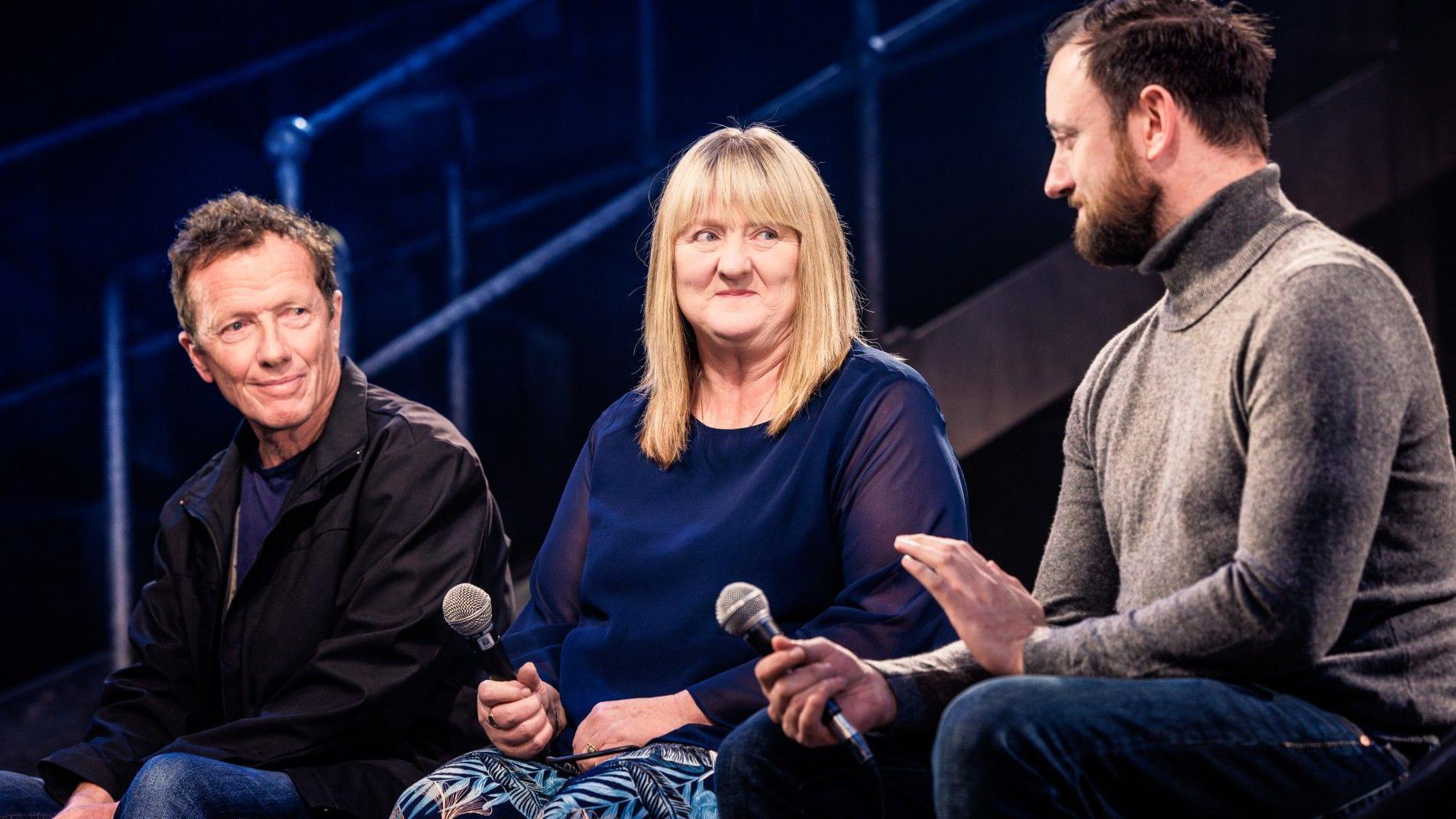 David e Joan sentam-se ao lado de Jacob enquanto ele fala sobre Justiça Restaurativa
