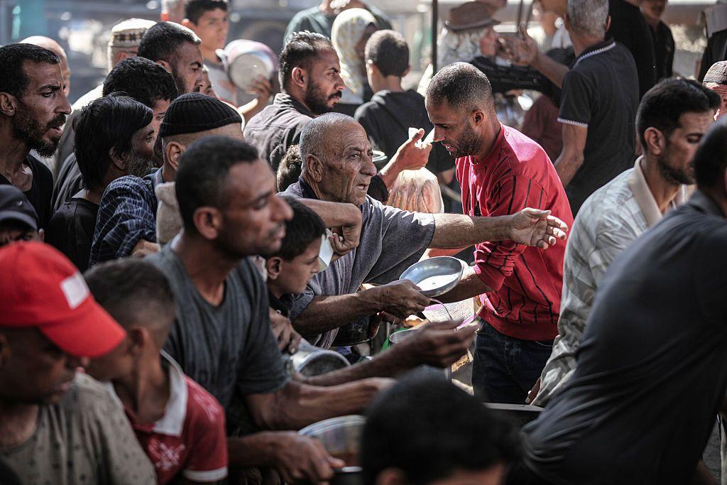 Palestinos em fila para distribuição de alimentos 