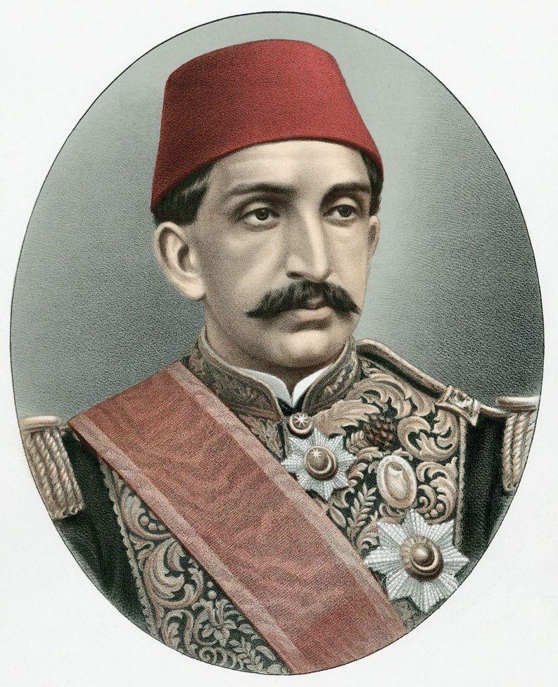 Abdul Hamid II con un uniforme militar y una banda roja atravesada