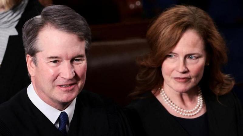 雷特·卡瓦諾與艾米·科尼·巴雷特。

