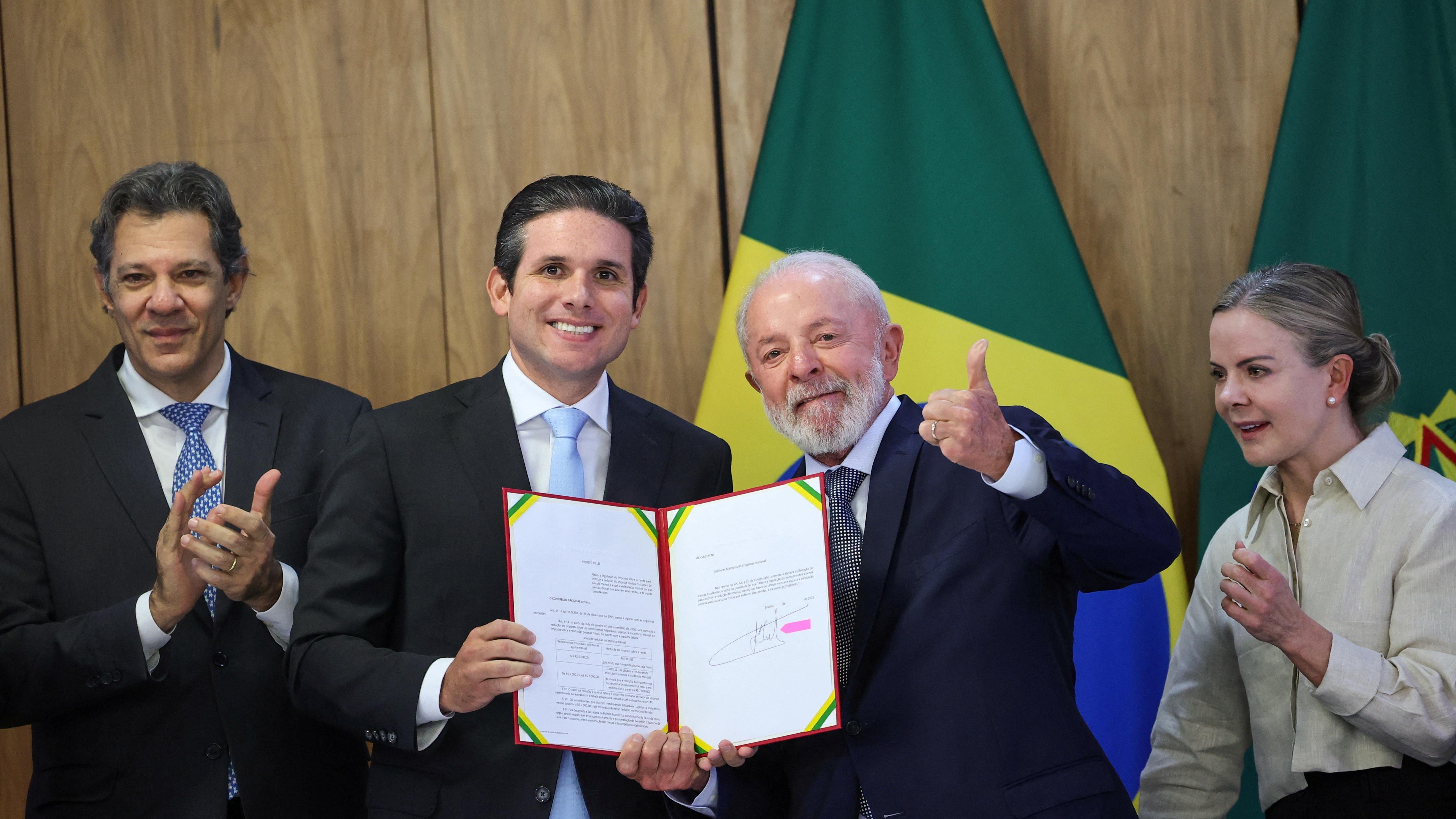 Lula entrega ao presidente da Câmara, Hugo Motta, proposta de reforma do IR