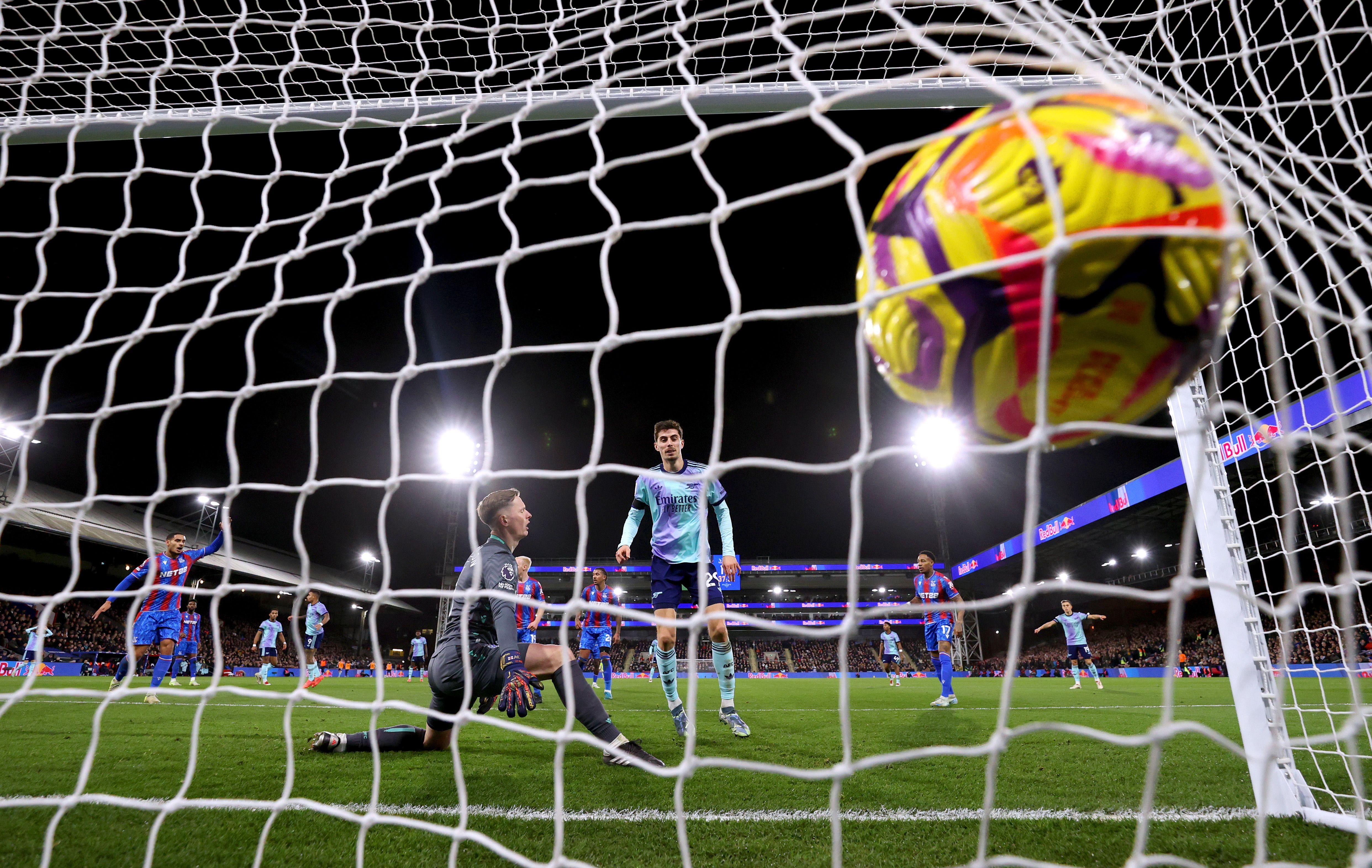 الكرة تعانق الشباك خلال مباراة في الدوري الإنجليزي لكرة القدم 