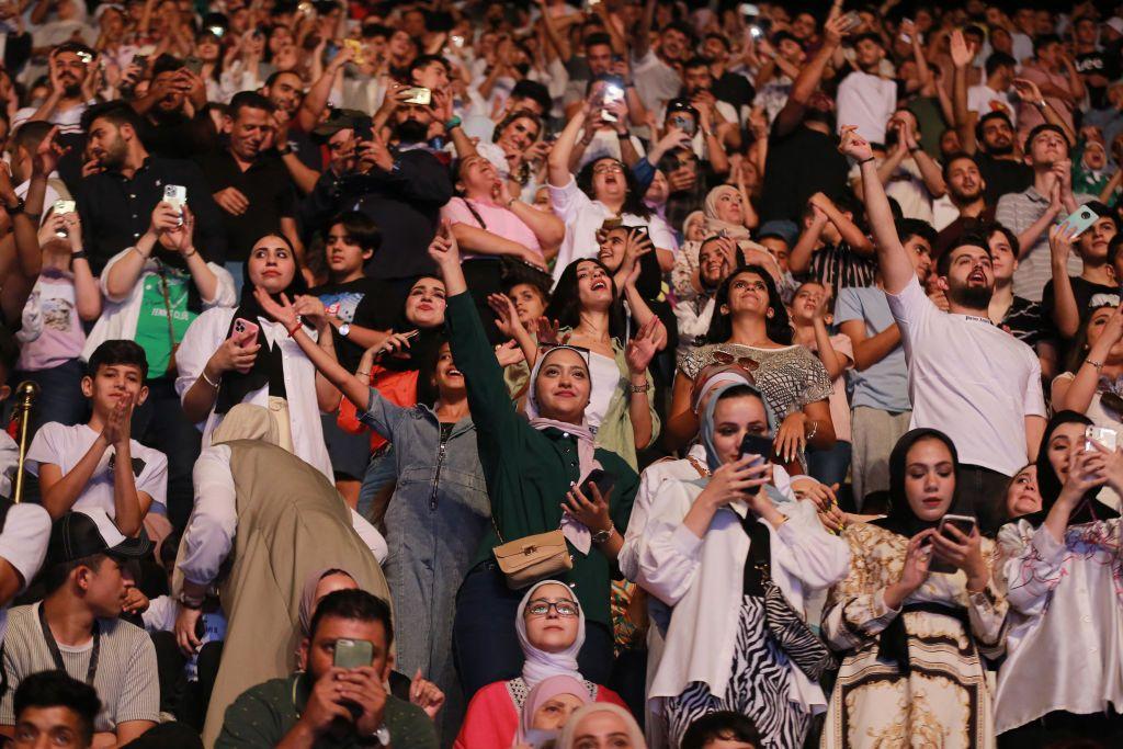 مهرجان طعام وآخر فني يثيران الجدل في الأردن لتزامنهما مع "الجوع في غزة"، فما القصة؟ 2 يتفاعل الجمهور مع أداء الفنان المصري تامر حسني في مهرجان جرش للثقافة والفنون في 5 أغسطس 2022، في مدينة جرش اليونانية الرومانية القديمة، شمال العاصمة الأردنية عمّان.
