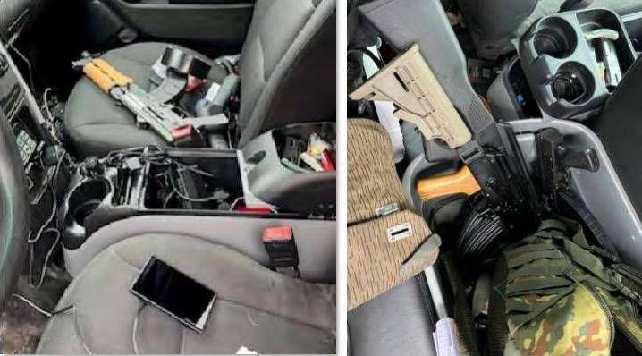 Dos fotos del interior de la SUV que Boelter abandonó en las que se ven varias armas.