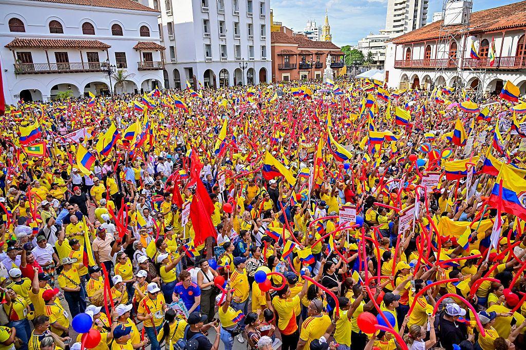 Seguidores de Abelardo De la Espriella muestran banderas de Colombia y visten camisetas de la selección de fútbol de su país durante un acto de campaña en Cartagena el 9 de junio de 2026.