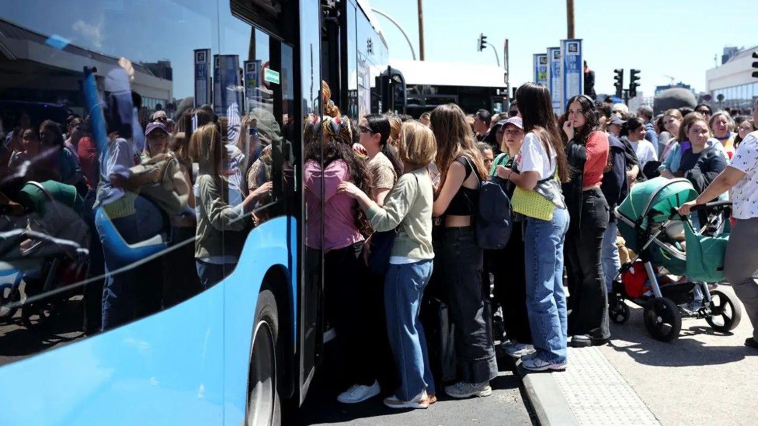 Para penumpang bus di Madrid, Spabyol, bergegas mencari tempat duduk aman di dalam bus, meski lalu lintas di jalan raya meningkat.