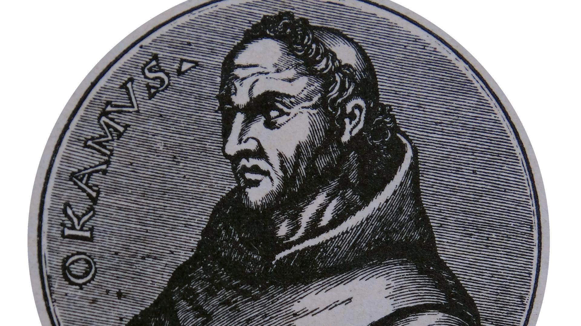 Crno-bela ilustracija glave i ramena čoveka u franjevačkoj odori u osenčenom polukrugu na levoj ivici je ispisano OKAMVS