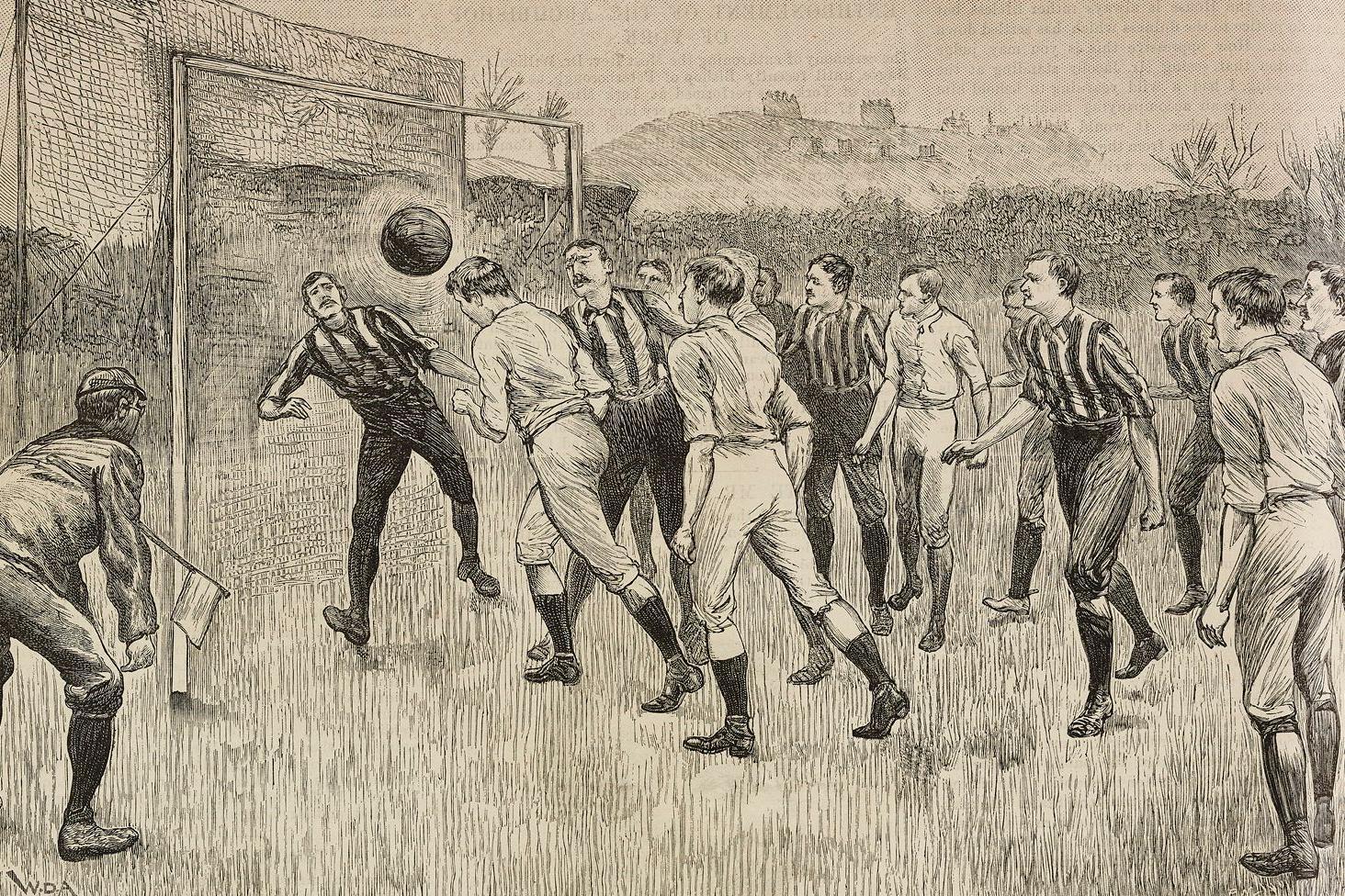 Ilustra&ccedil;&atilde;o mostrando homens com cal&ccedil;&otilde;es por baixo do joelho e meias altas, alguns com camisas com listras verticais e, outros, brancas, em um campo de futebol. Um jogador cabeceia a bola, sob o olhar atento do goleiro, do &aacute;rbitro e de um bandeirinha.