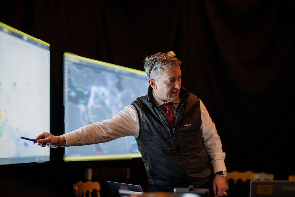 El general estadounidense Dan Caine señala un mapa de la zona del Golfo Pérsico en una pantalla