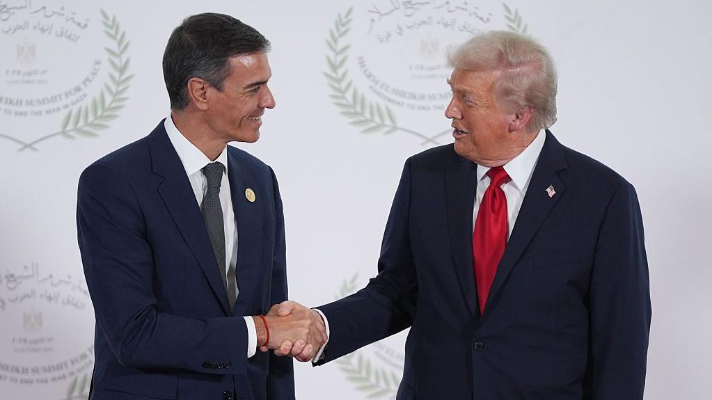 El presidente de Estados Unidos, Donald Trump, y el presidente del gobierno español, Pedro Sánchez, se dan la mano mientras posan para una foto durante una cumbre de líderes mundiales sobre el fin de la guerra en Gaza el 13 de octubre de 2025 en Sharm El-Sheikh, Egipto. Foto por Evan Vucci - Pool / Getty Images