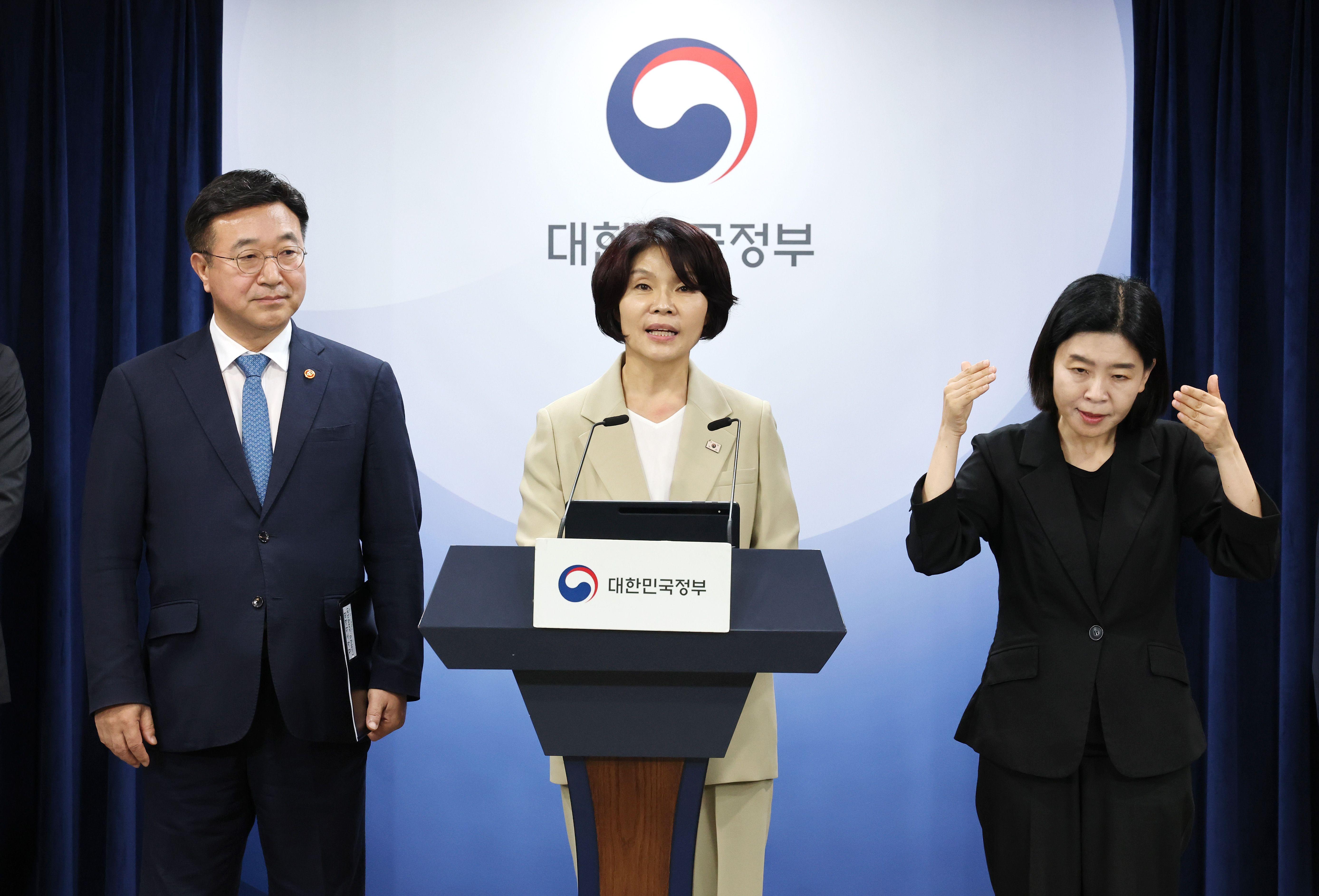 한정애 더불어민주당 정책위의장과 윤호중 행정안전부 장관이 7일 서울 종로구 정부서울청사에서 제3차 고위당정협의회 결과 브리핑을 하고 있다.