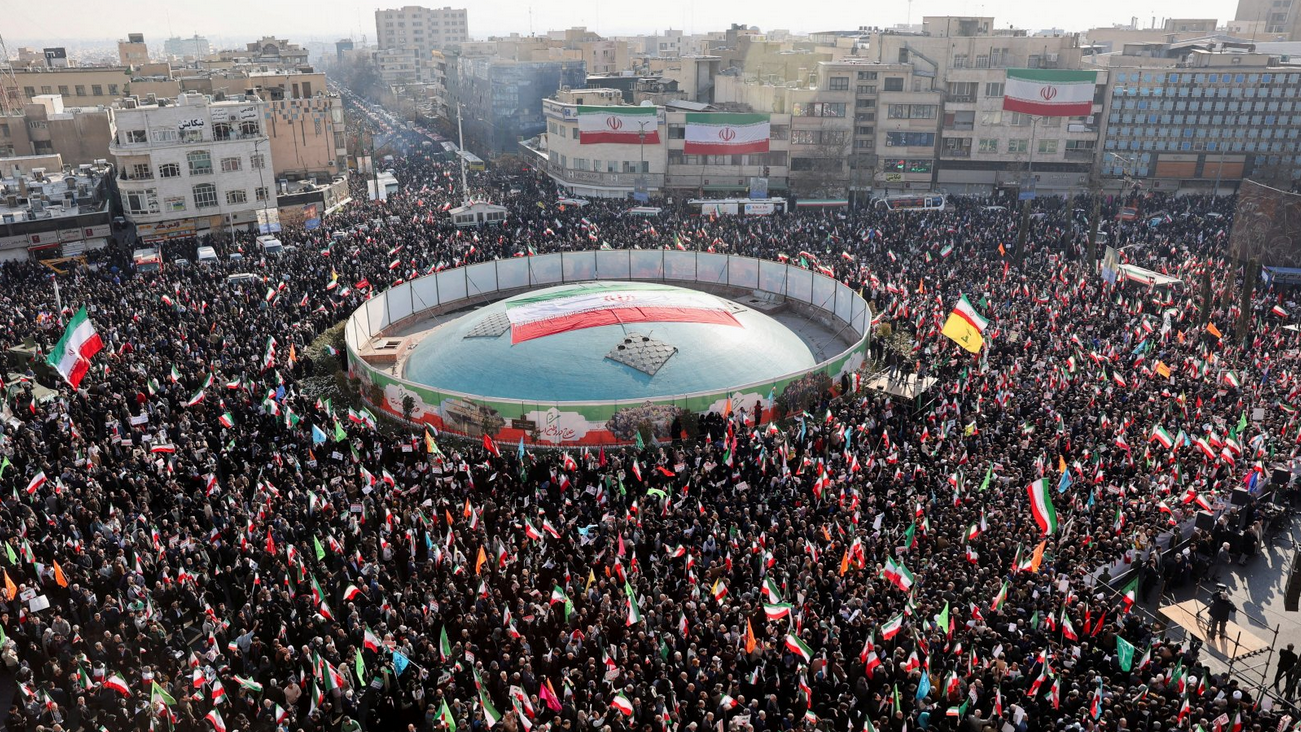 Masa ljudi objedinjena oko kruga na kojem je velika zastava Islamske Republike Iran