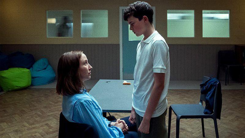 Erin Doherty e Owen Cooper, em uma sala de aula, em cena de 'Adolescência'
