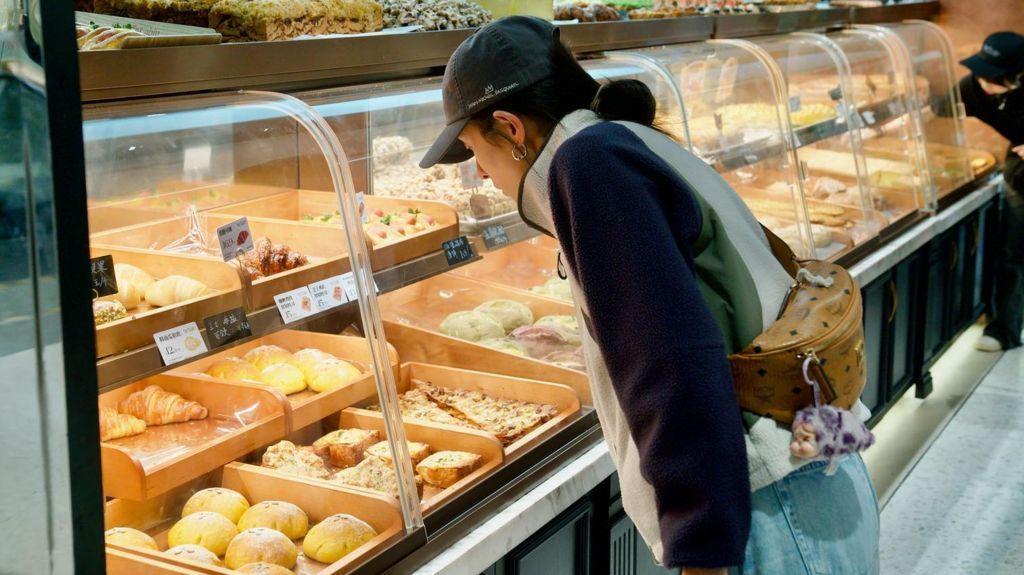 Una mujer china en una pastelería.