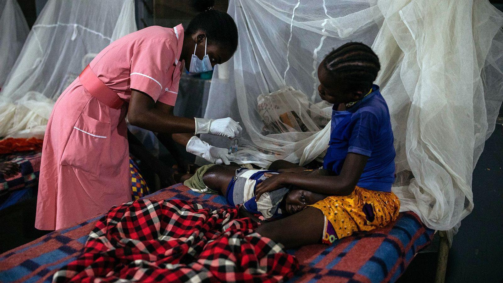 Enfermera atendiendo a un niño. 
