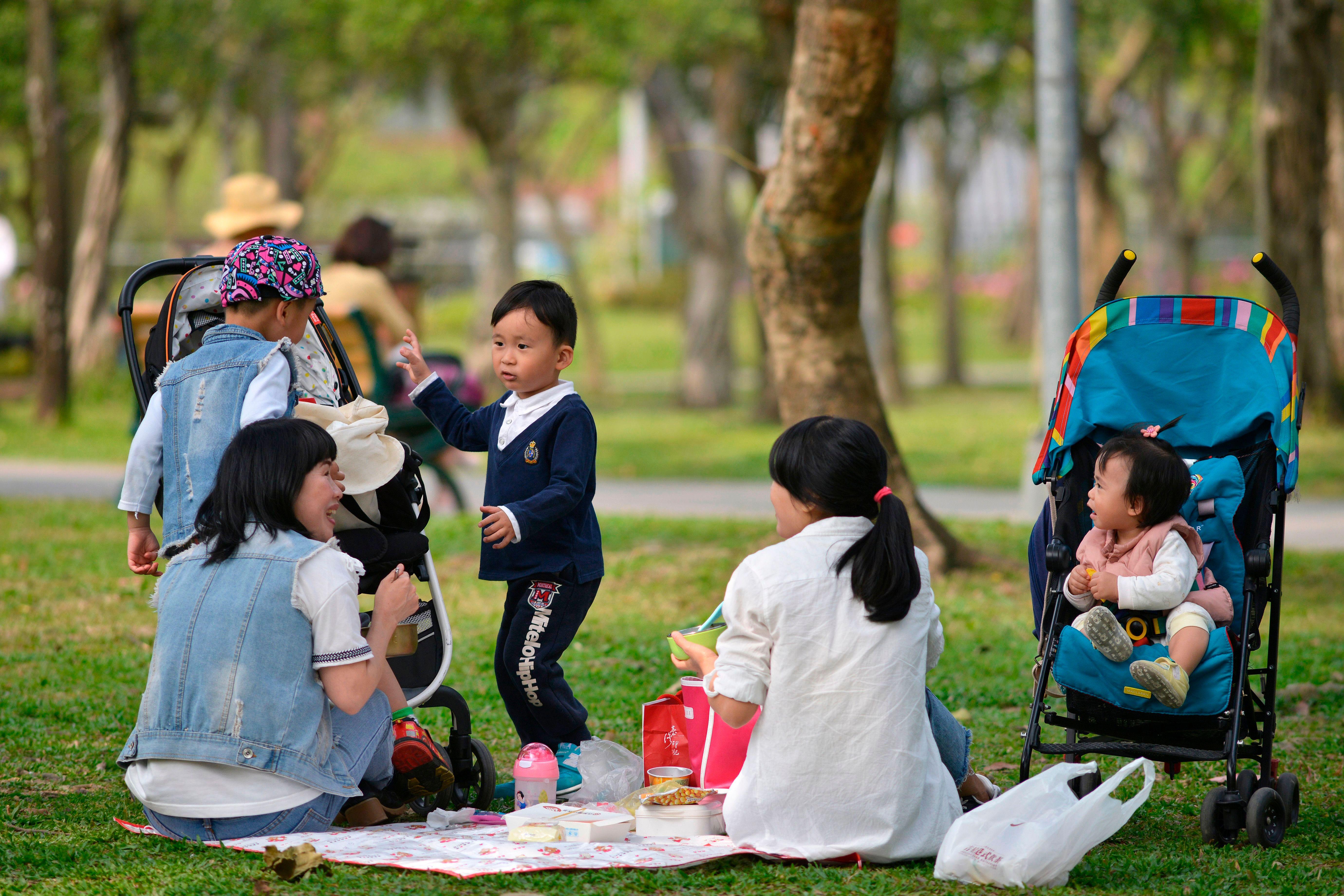 台灣家長在公園育兒