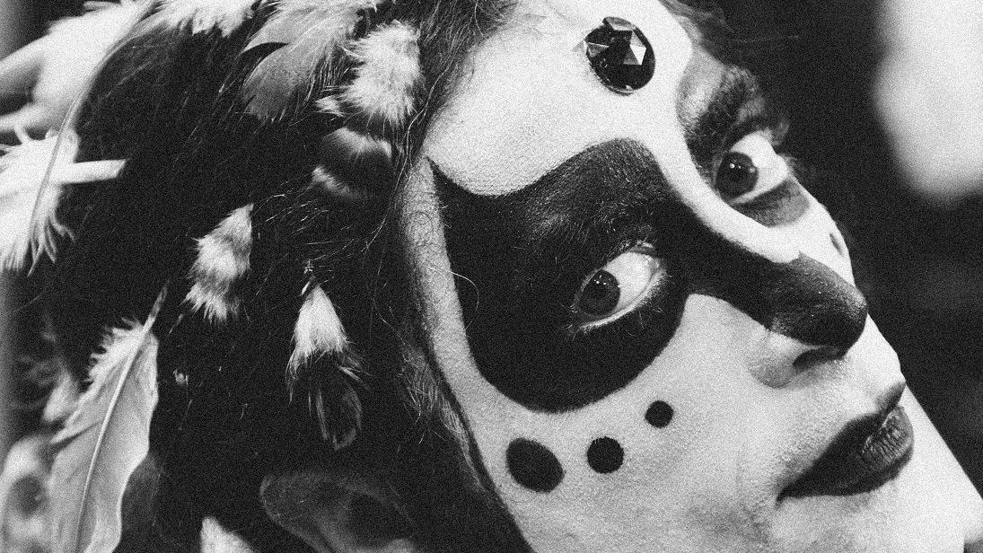 Homem com rosto pintado, representando Ney Matogrosso 