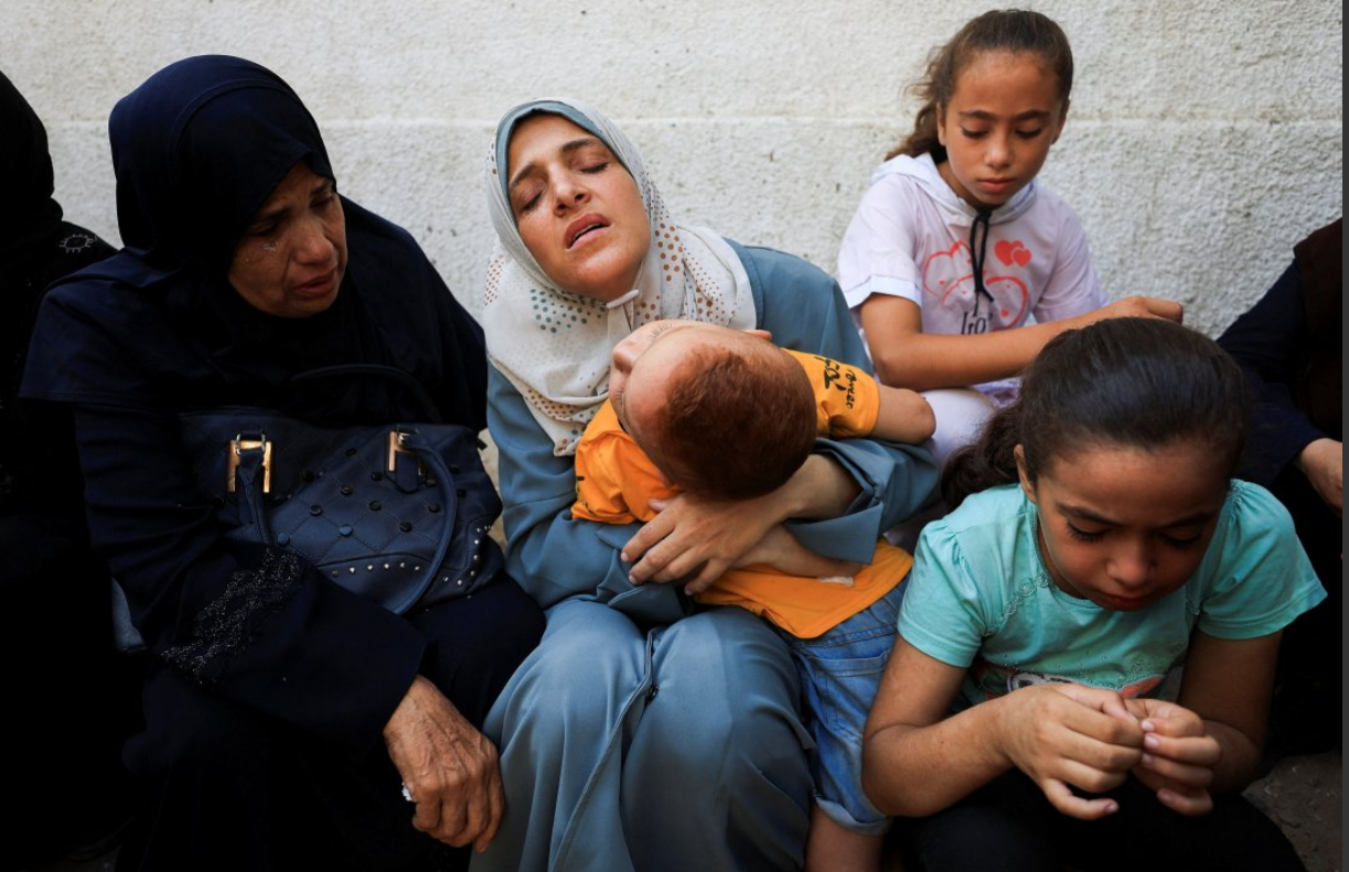 Familiares de fallecidos en ataques de Israel en Ciudad de Gaza.