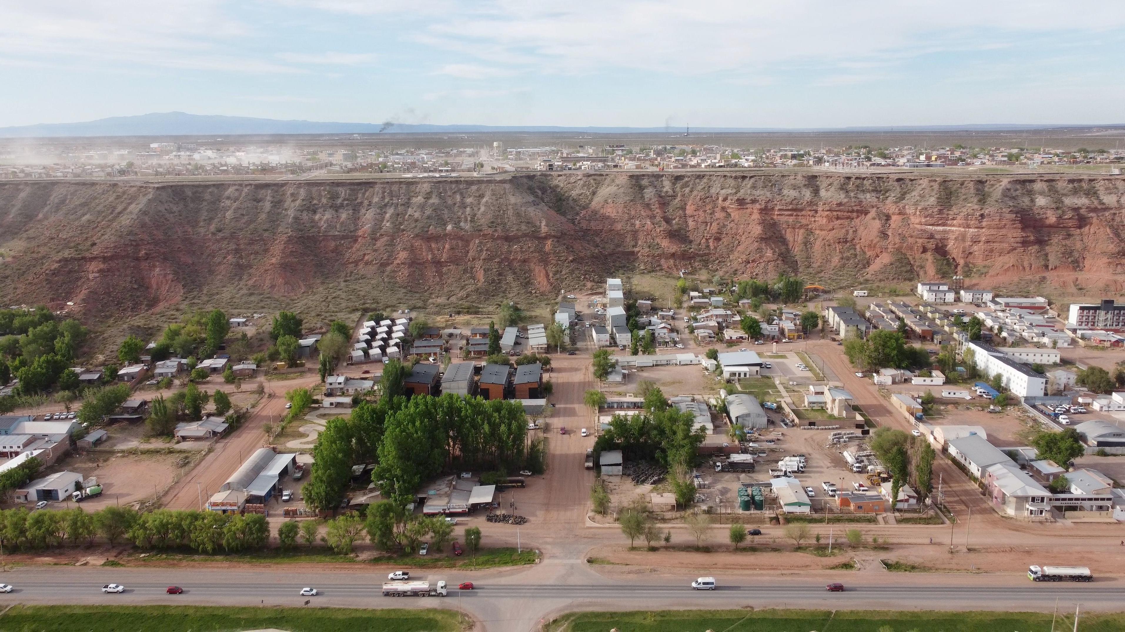 Un pueblo al costado de la ruta, una ruta muy transitada, y un pueblo nuevo construido en la meseta superior. 